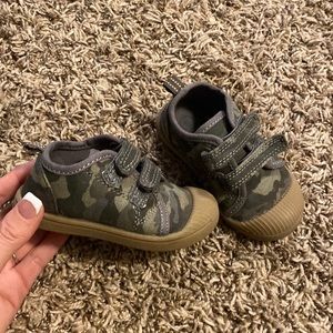 Cat & Jack size 6 Toddler Camo Shoes